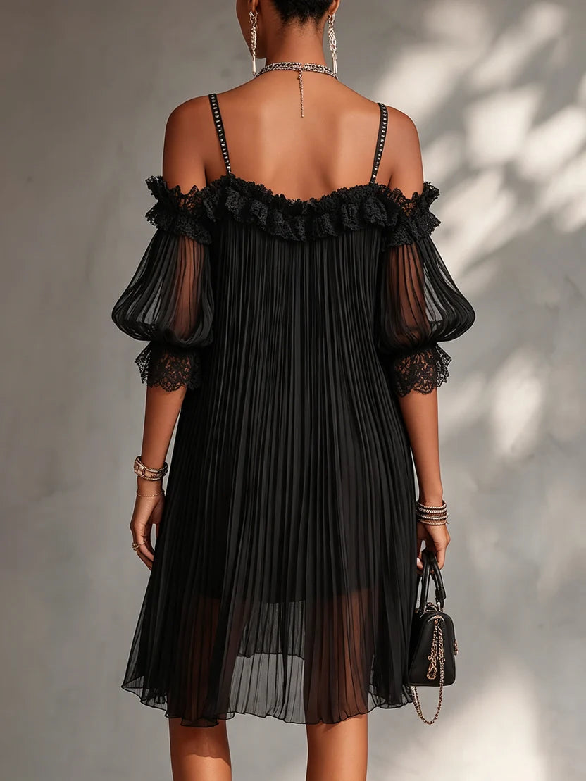 Victoria | Minivestido negro con tirantes que dejan los hombros al descubierto y ribete de encaje.