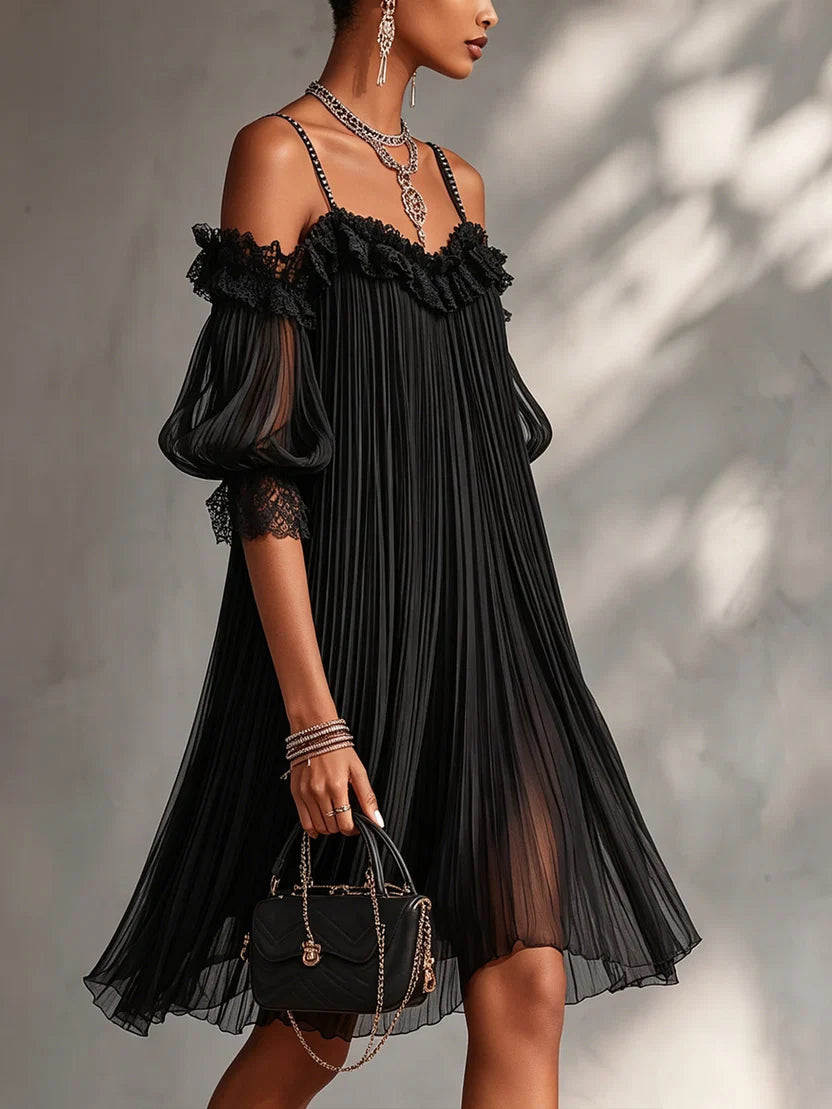 Victoria | Minivestido negro con tirantes que dejan los hombros al descubierto y ribete de encaje.