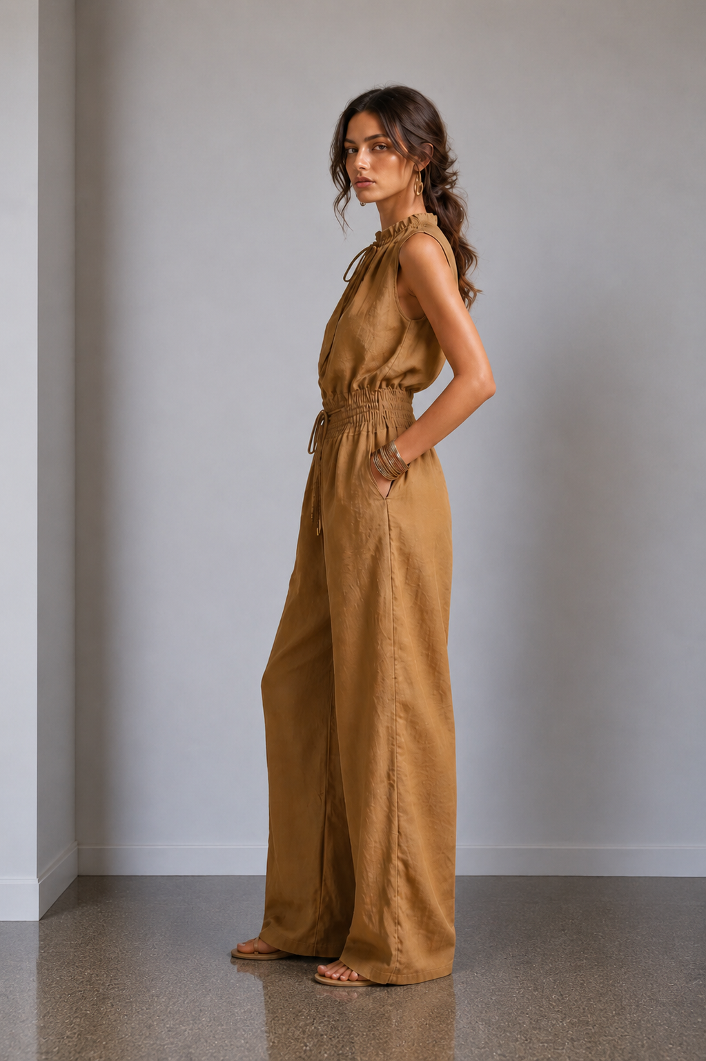Zenaide | Mono color camel con cuello alto y pernera ancha