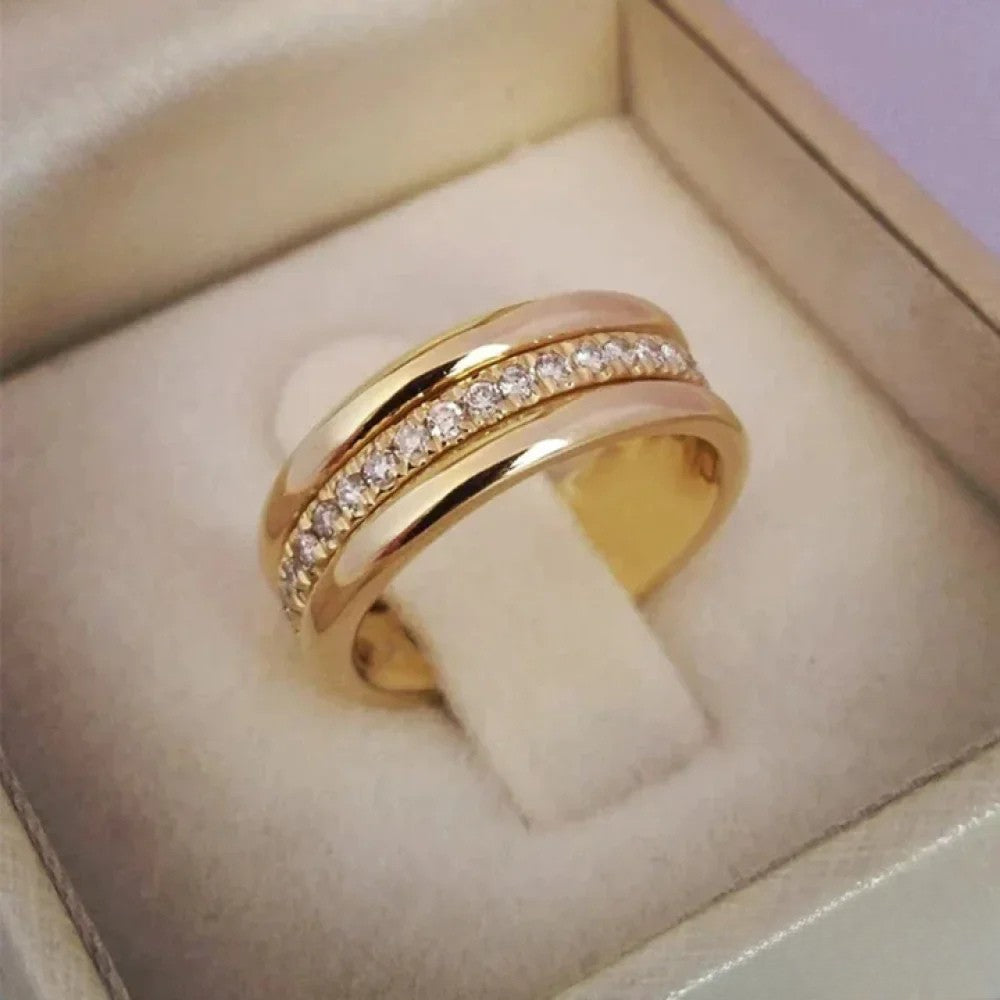 Elegante anillo doble con incrustaciones de circonita