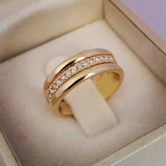 Elegante anillo doble con incrustaciones de circonita