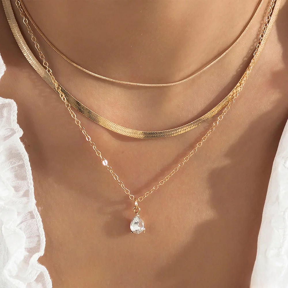 Collar de capa con colgante de circonita