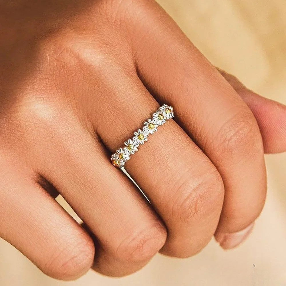 Anillo ajustable con margarita pintada a mano de esmalte